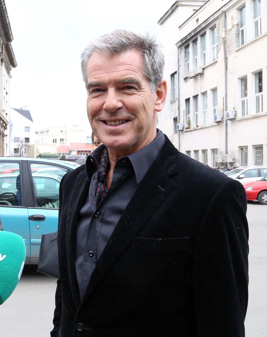 PIERCE BROSNAN GREETED THE OPERA WITH LETTERS AND ROSES