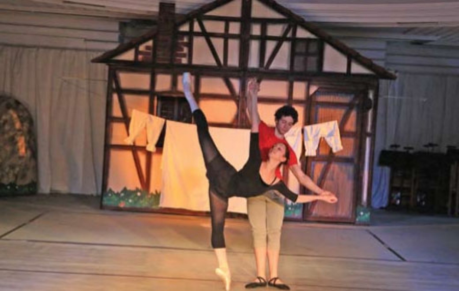 Известни наши балетисти танцуват на сцена във вековната гора  - Шедьовърът   „Зле опазеното момиче” се играе в парка на Военна академия  „Г.С. Раковски”  на 14 юли