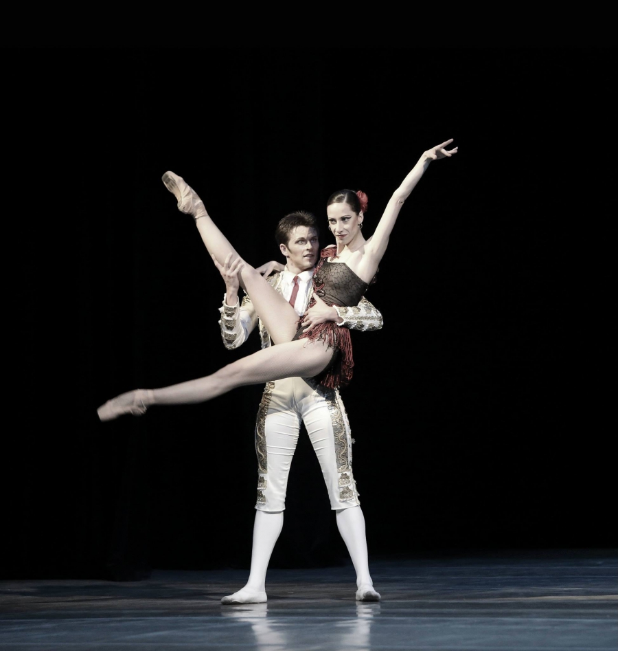 Софийската опера представя:     Балетните шедьоври:  „Зорба гъркът”, „Кармен”  и „Рапсодия в синьо” на сцената на Летния театър във Велико Търново
