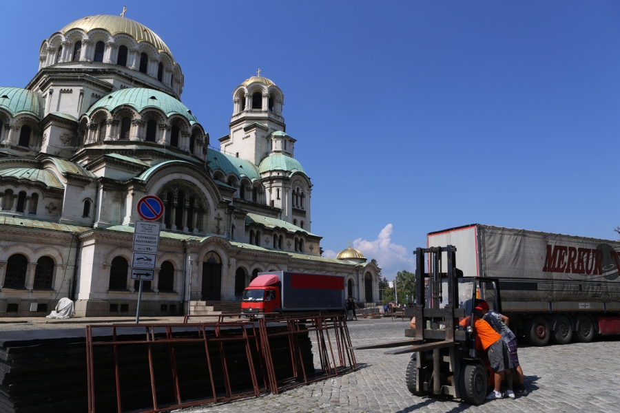THE CONSTRUCTION OF THE STAGE AND THE SPECTATOR STAND FOR THE PREMIERE OF THE OPERA “NABUCCO” BEGINS. THE CONSTRUCTION IS AT THE CATHEDRAL’S NORTH FACING PART, ON THE SIDE OF MOSKOVSKA STREET – BULGARIAN NEWS AGENCY