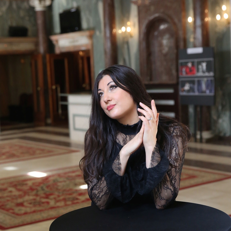 Nadia Krasteva, mezzo-soprano, in front of Anastasia Guseva, www.belcanto.ru: “Requiem” by Giuseppe Verdi