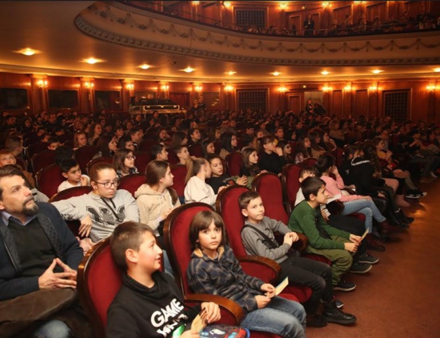 Хиляда ученици от Перник гледаха "Клетниците" в Софийската опера - в.24часа