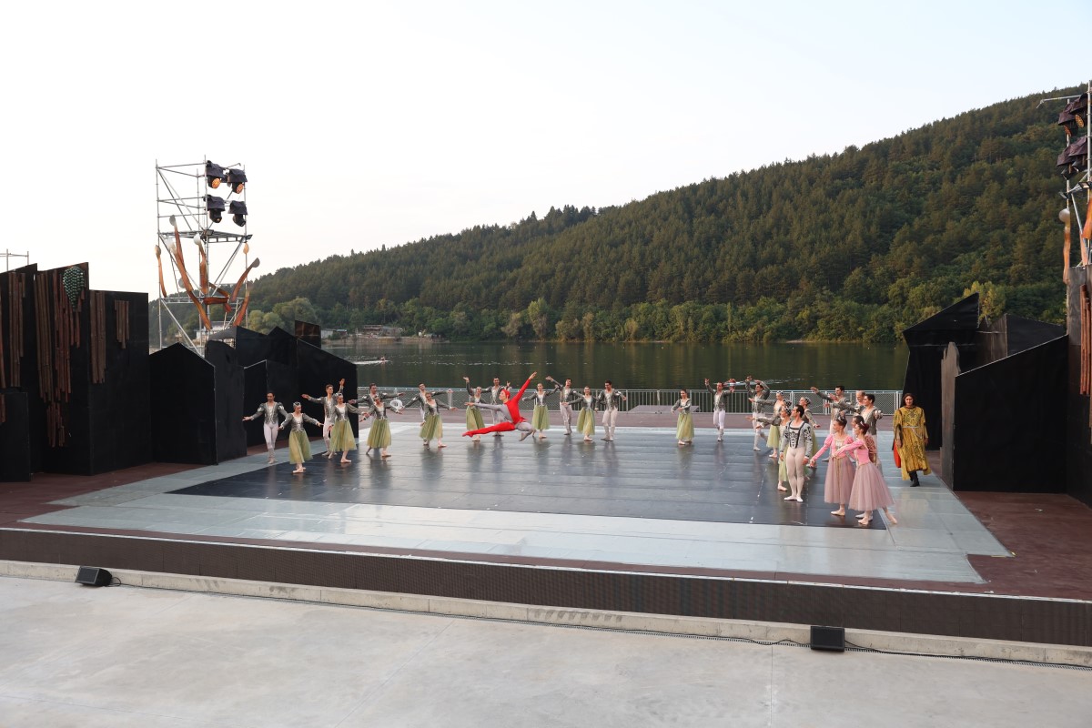 Снимка: „ЛЕБЕДОВО ЕЗЕРО“ от Пьотър Илич Чайковски