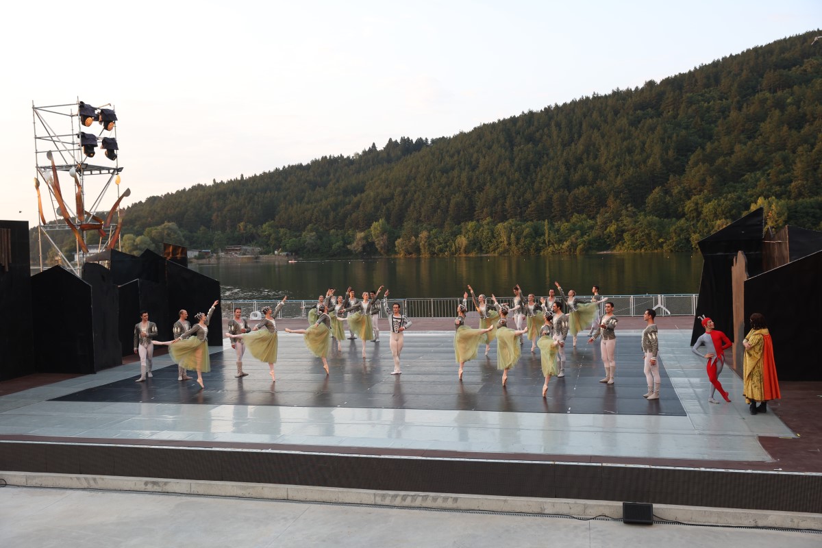 Снимка: „ЛЕБЕДОВО ЕЗЕРО“ от Пьотър Илич Чайковски