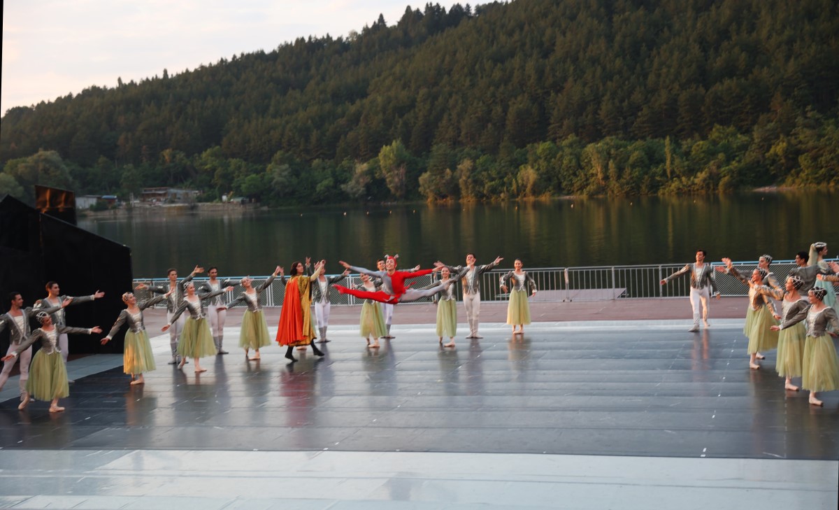 Снимка: „ЛЕБЕДОВО ЕЗЕРО“ от Пьотър Илич Чайковски