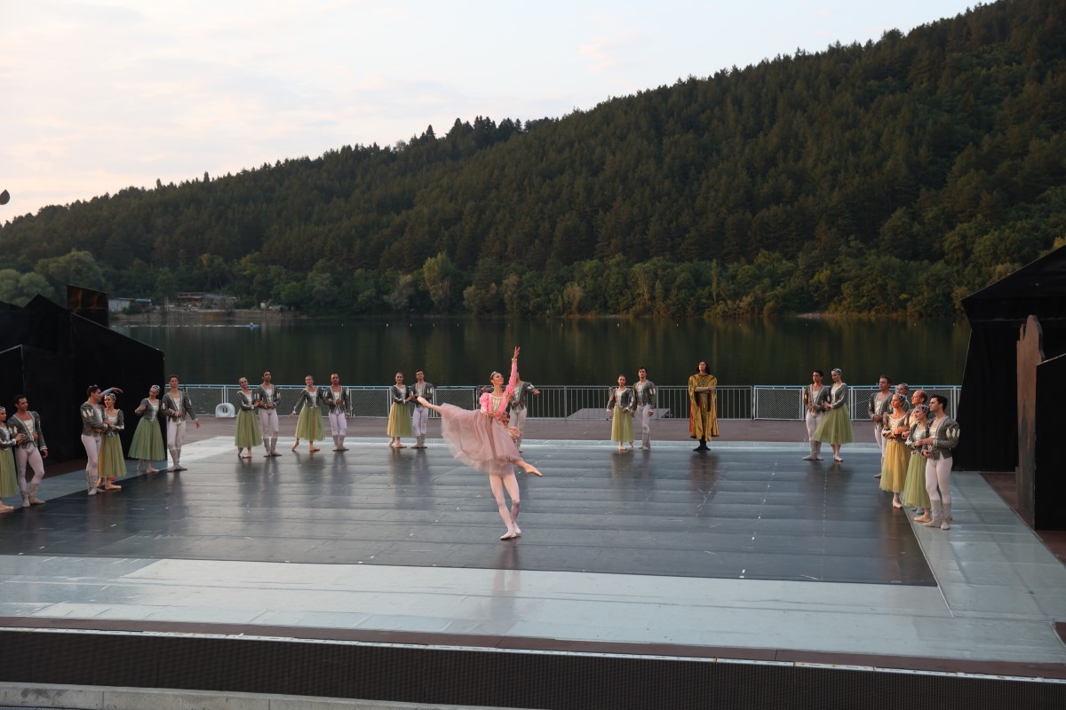 Снимка: „ЛЕБЕДОВО ЕЗЕРО“ от Пьотър Илич Чайковски