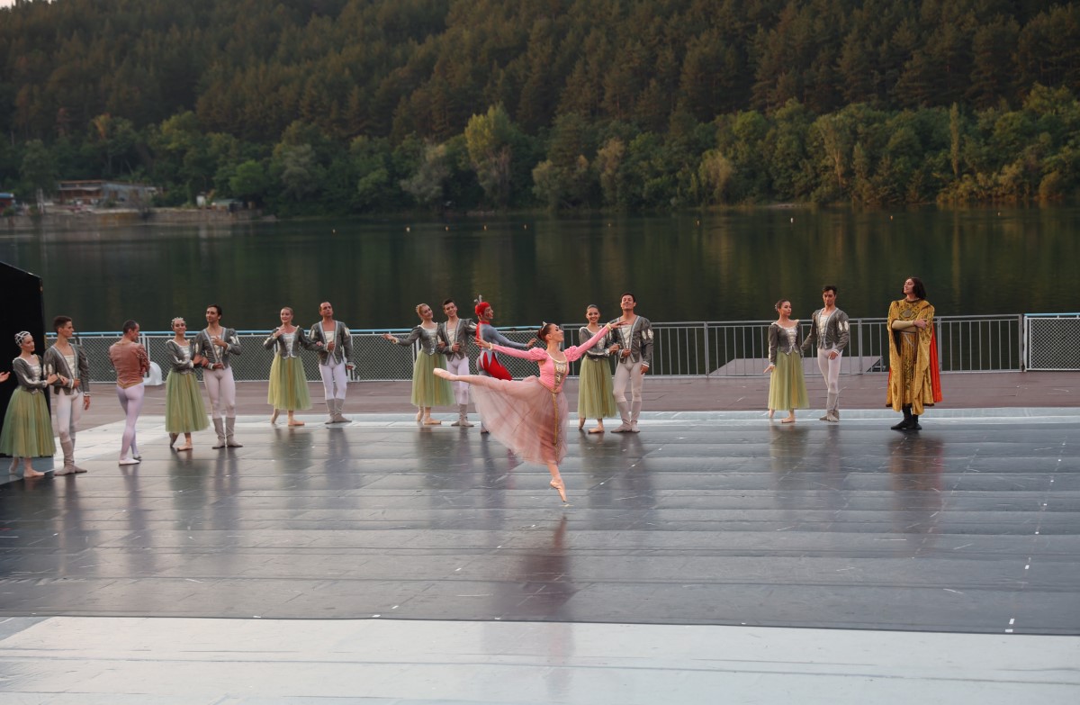 Снимка: „ЛЕБЕДОВО ЕЗЕРО“ от Пьотър Илич Чайковски