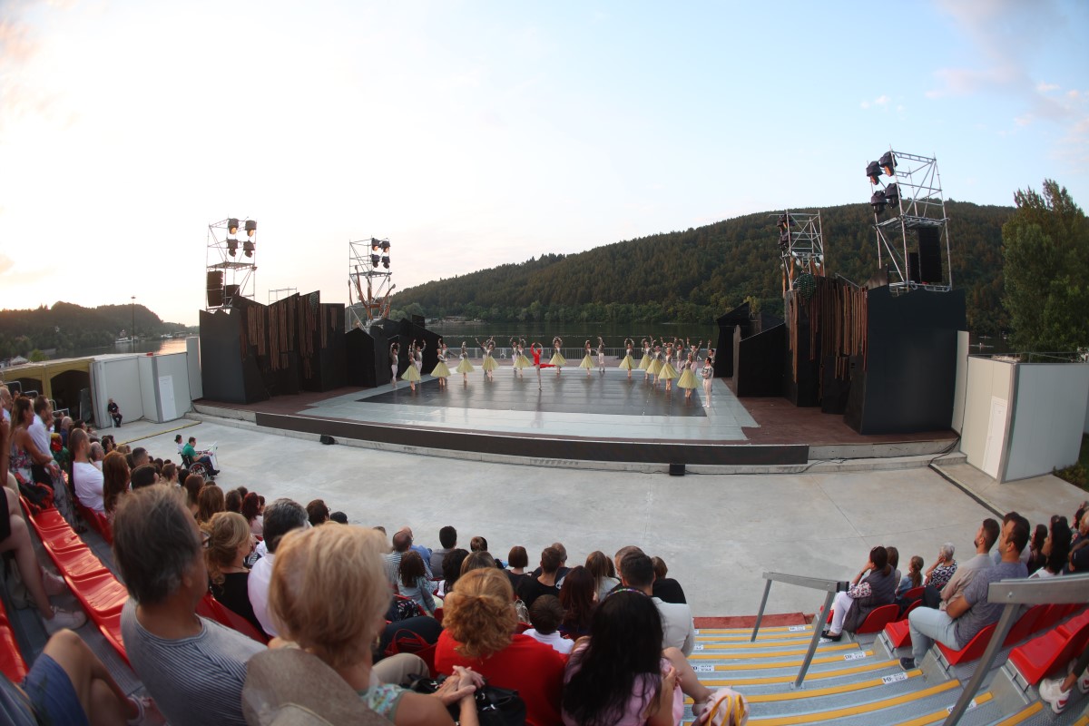 Снимка: „ЛЕБЕДОВО ЕЗЕРО“ от Пьотър Илич Чайковски