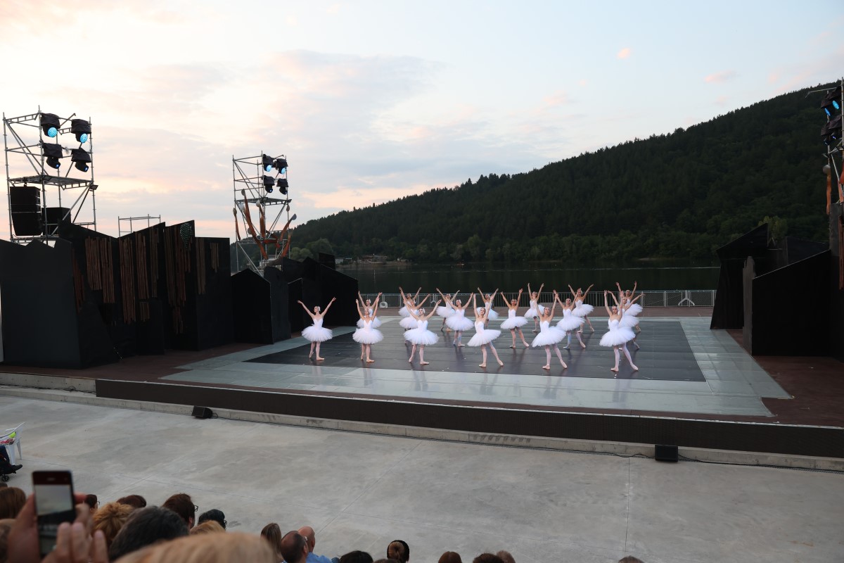 Снимка: „ЛЕБЕДОВО ЕЗЕРО“ от Пьотър Илич Чайковски