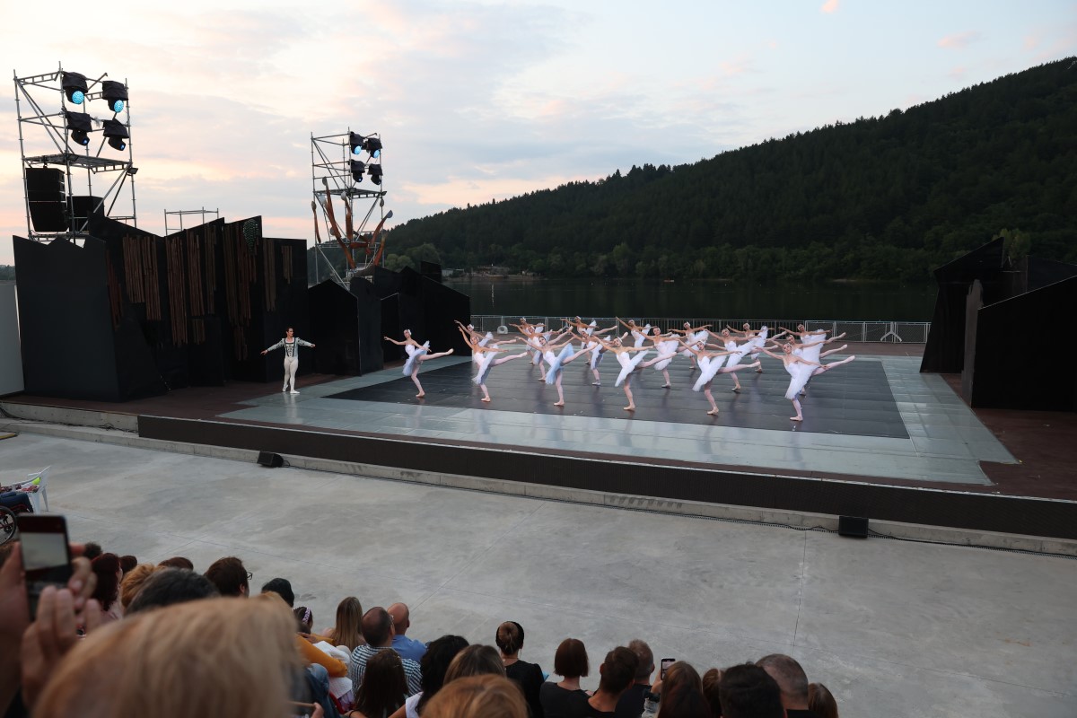 Снимка: „ЛЕБЕДОВО ЕЗЕРО“ от Пьотър Илич Чайковски