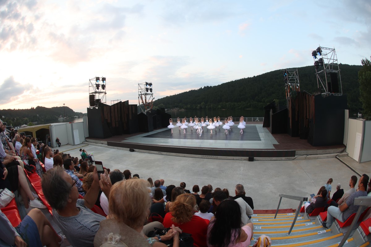 Снимка: „ЛЕБЕДОВО ЕЗЕРО“ от Пьотър Илич Чайковски