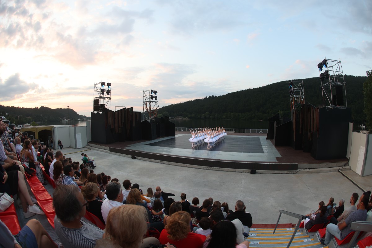 Снимка: „ЛЕБЕДОВО ЕЗЕРО“ от Пьотър Илич Чайковски