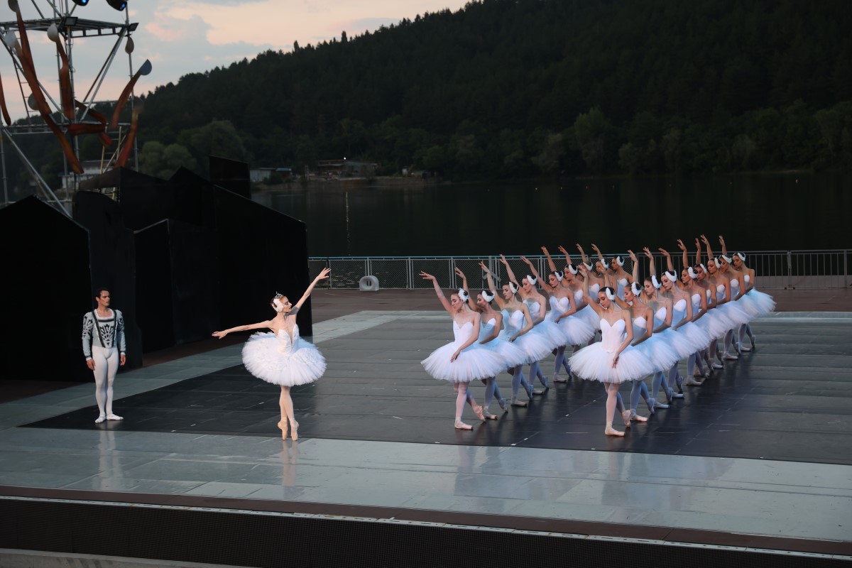 Снимка: „ЛЕБЕДОВО ЕЗЕРО“ от Пьотър Илич Чайковски