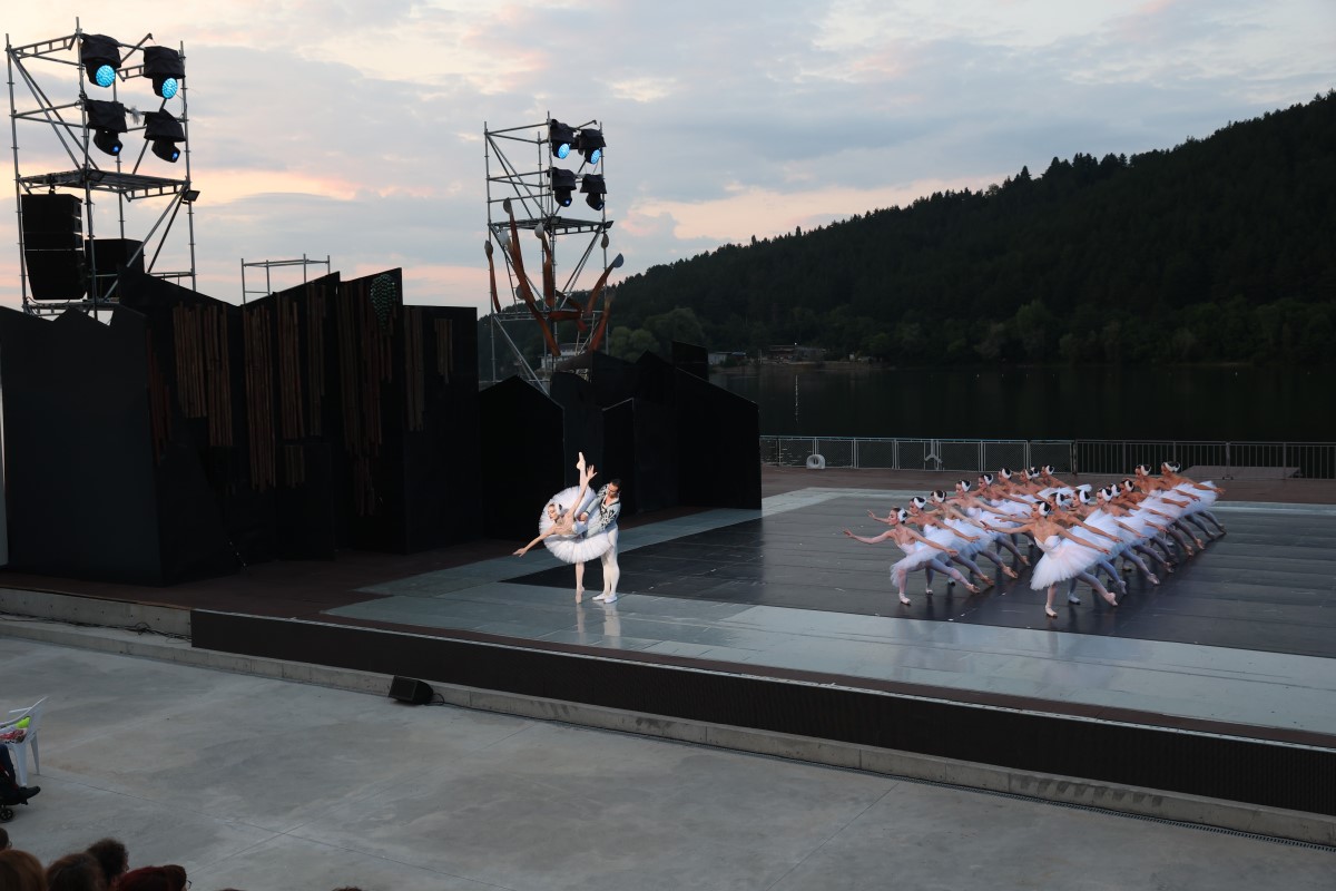 Снимка: „ЛЕБЕДОВО ЕЗЕРО“ от Пьотър Илич Чайковски