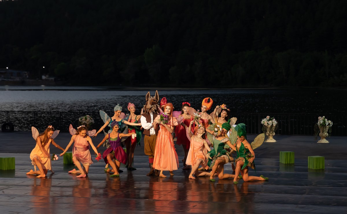 На 18 и 20 август от 20 часа, балетната трупа ще представи спектакъла „Сън в лятна нощ“ от Феликс Менделсон