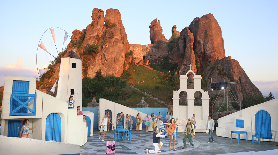 Насладете се на вечния мюзикъл “Mamma Mia!”