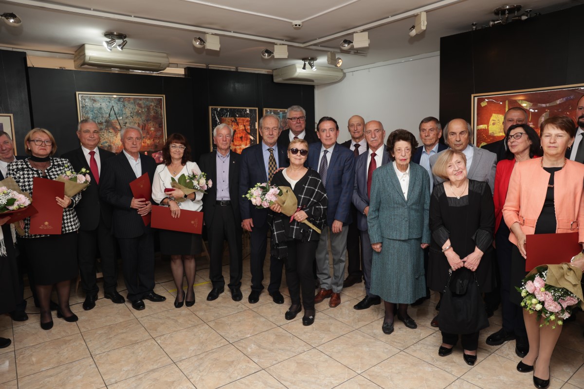Снимка: Басът Димитър Станчев е награден със Златен век и звезда