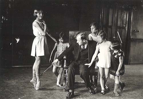 Анастас Петров с ученички (Лили Берон)