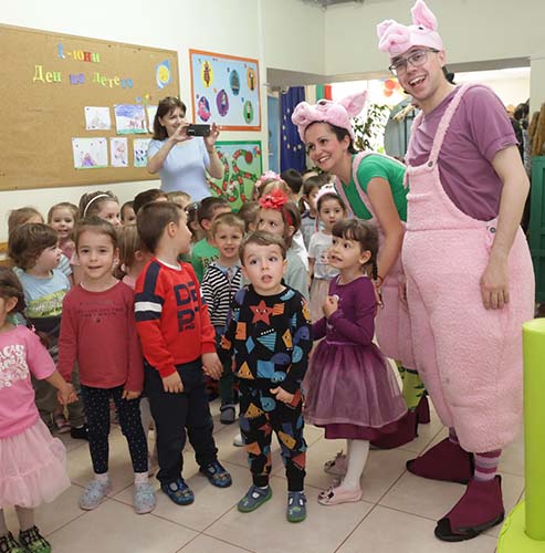 В детска градина 136 "Славия" със спектакъла "Трите прасенца" от Александър Райчев