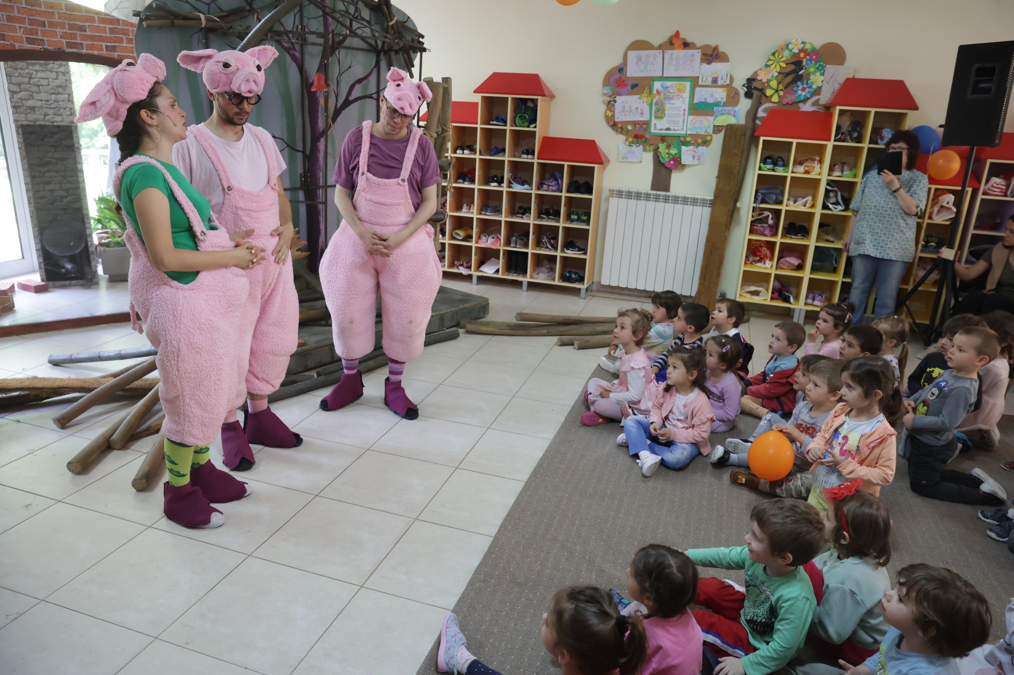 Снимка: В детска градина 136 "Славия" със спектакъла "Трите прасенца" от Александър Райчев