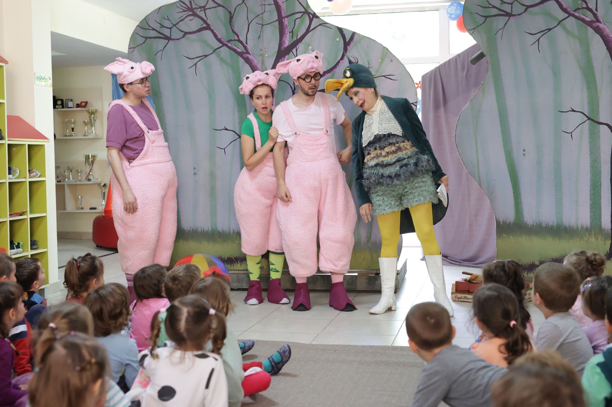 Снимка: В детска градина 136 "Славия" със спектакъла "Трите прасенца" от Александър Райчев