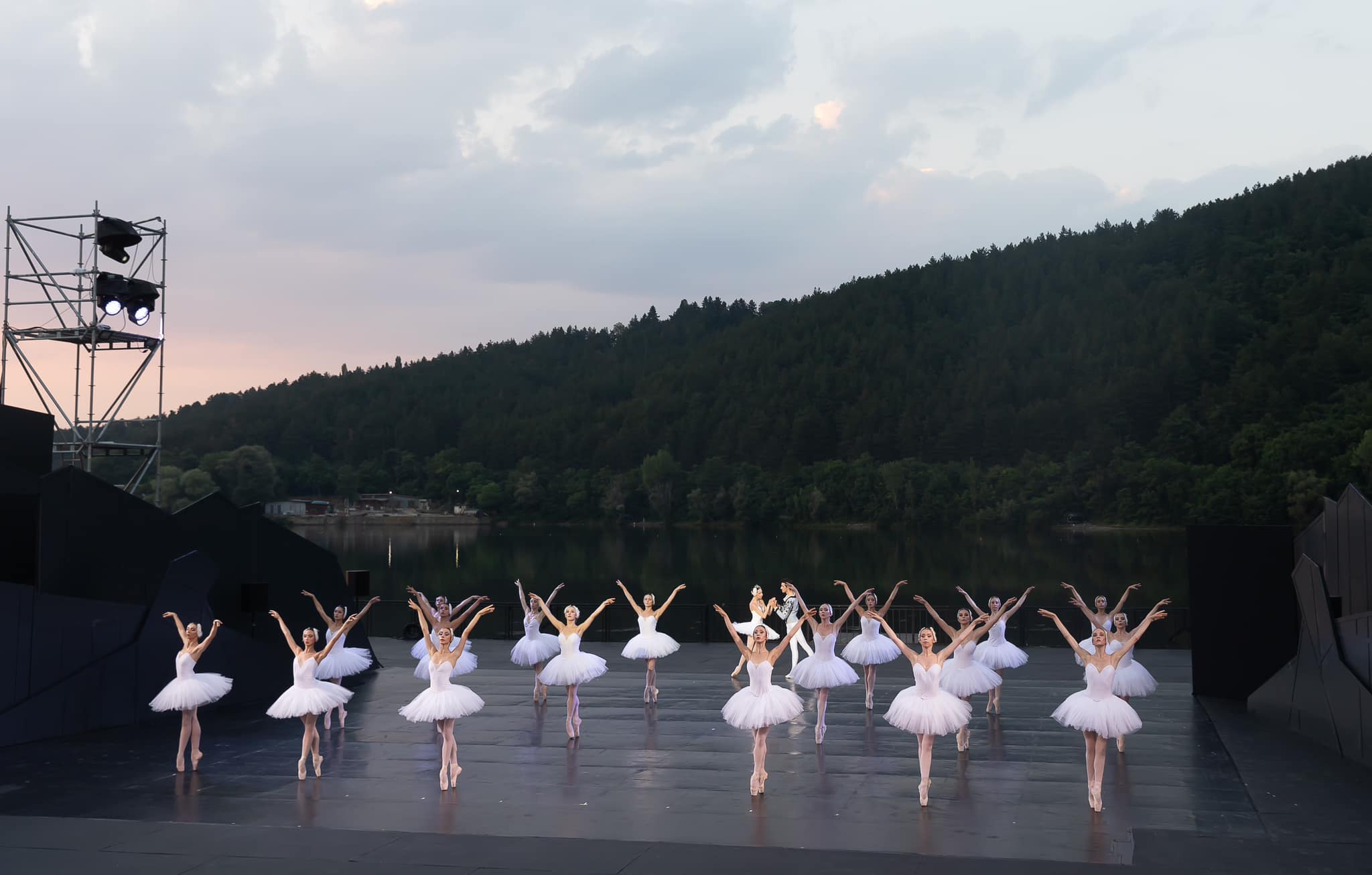 Снимка: Лебедово езеро / Swan Lake