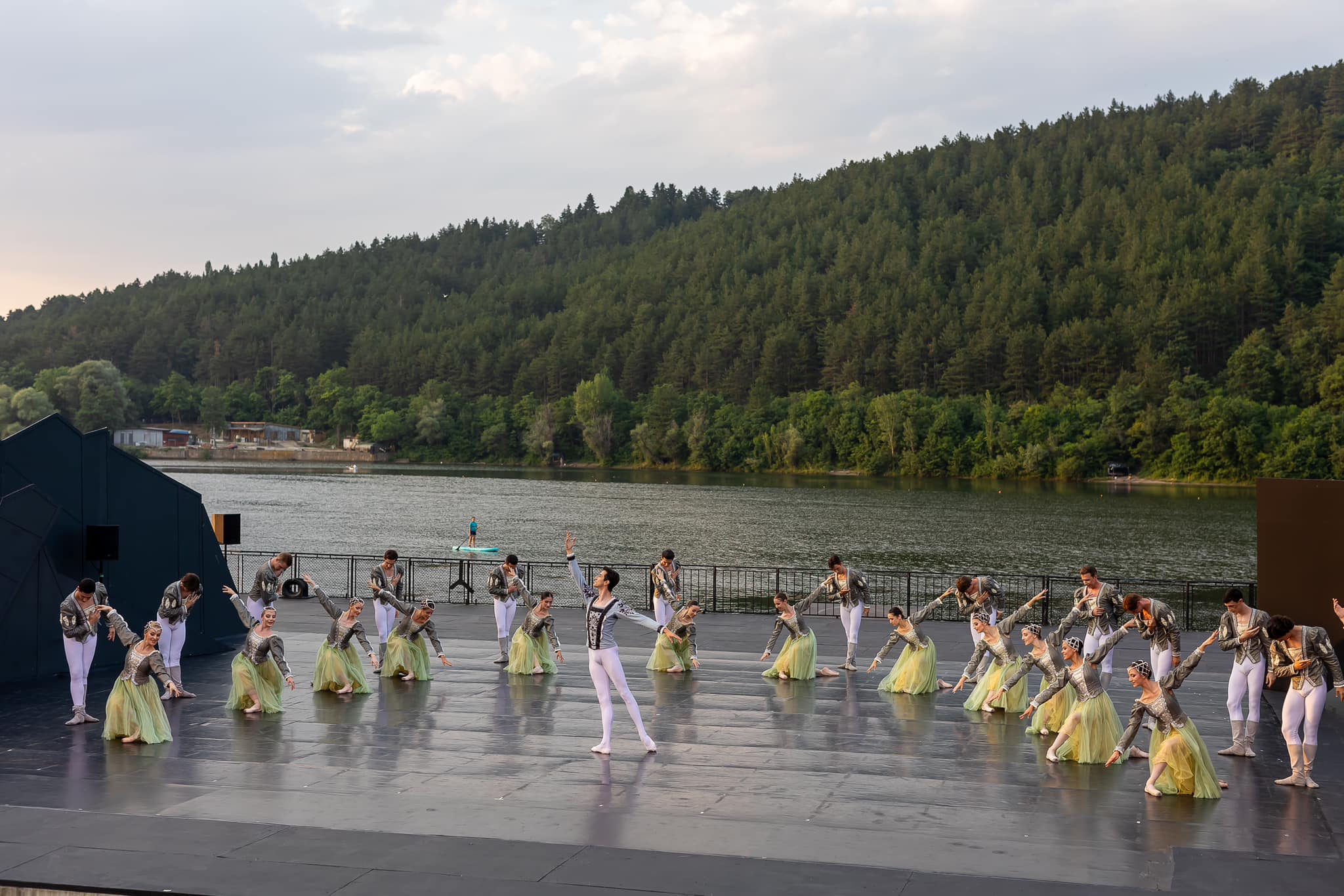 Снимка: Лебедово езеро / Swan Lake