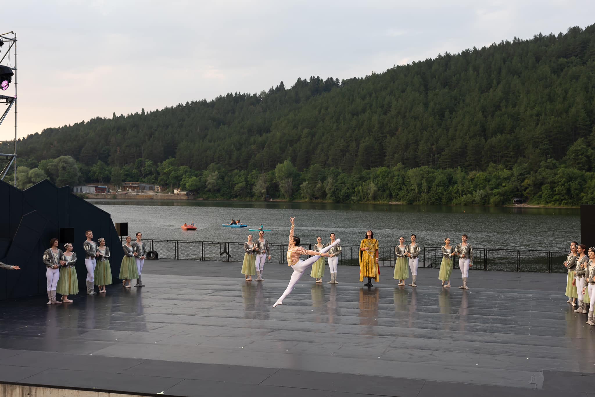 Снимка: Лебедово езеро / Swan Lake