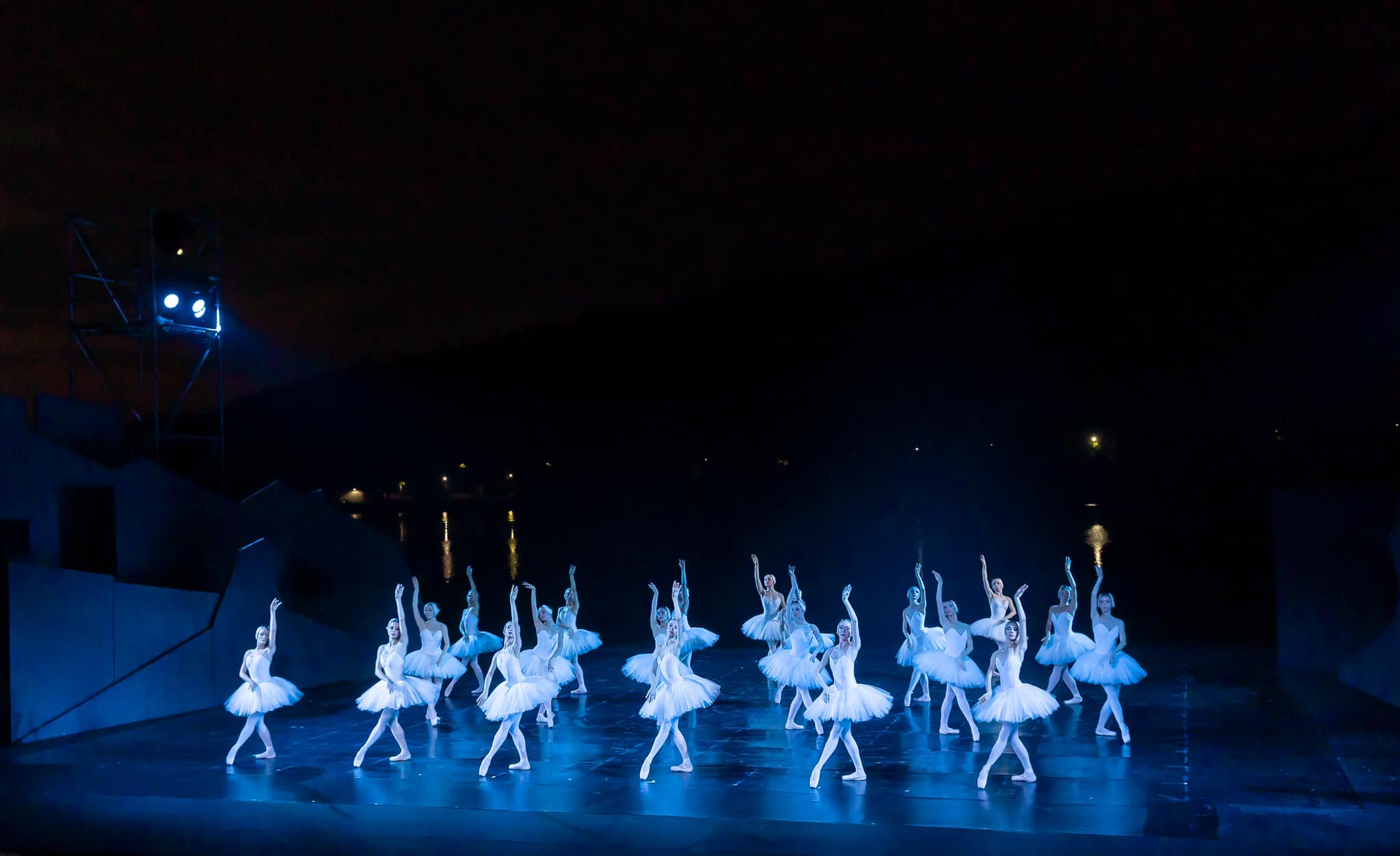 Снимка: Лебедово езеро / Swan Lake