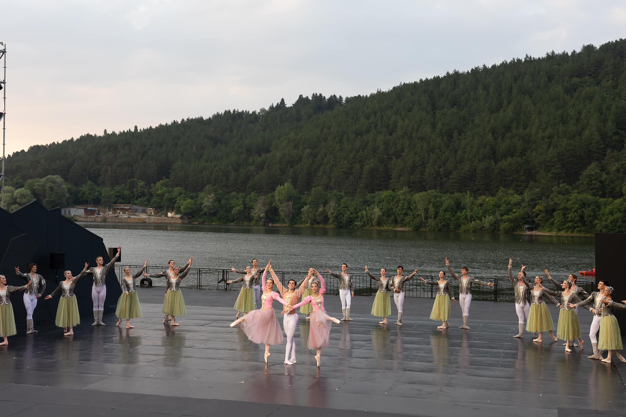 Снимка: Лебедово езеро / Swan Lake