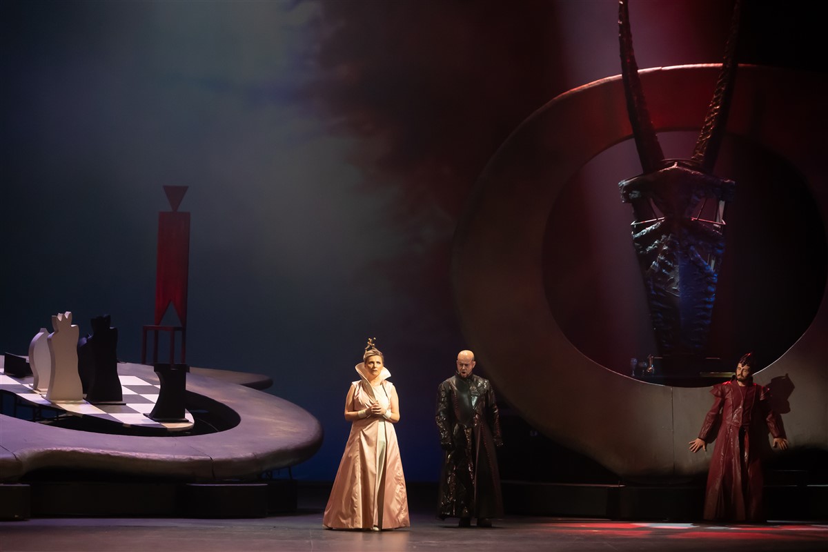 Снимка: ЗАЛЕЗЪТ НА БОГОВЕТЕ / GÖTTERDÄMMERUNG