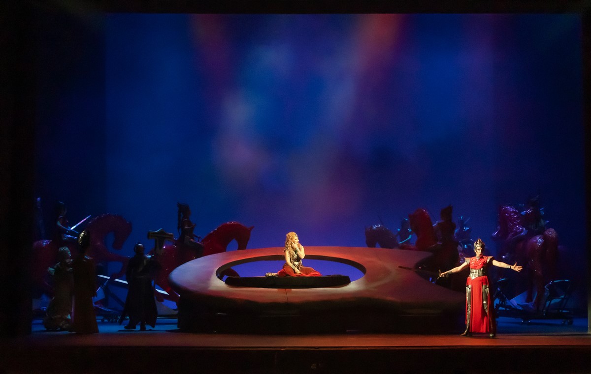 Снимка: ЗАЛЕЗЪТ НА БОГОВЕТЕ / GÖTTERDÄMMERUNG