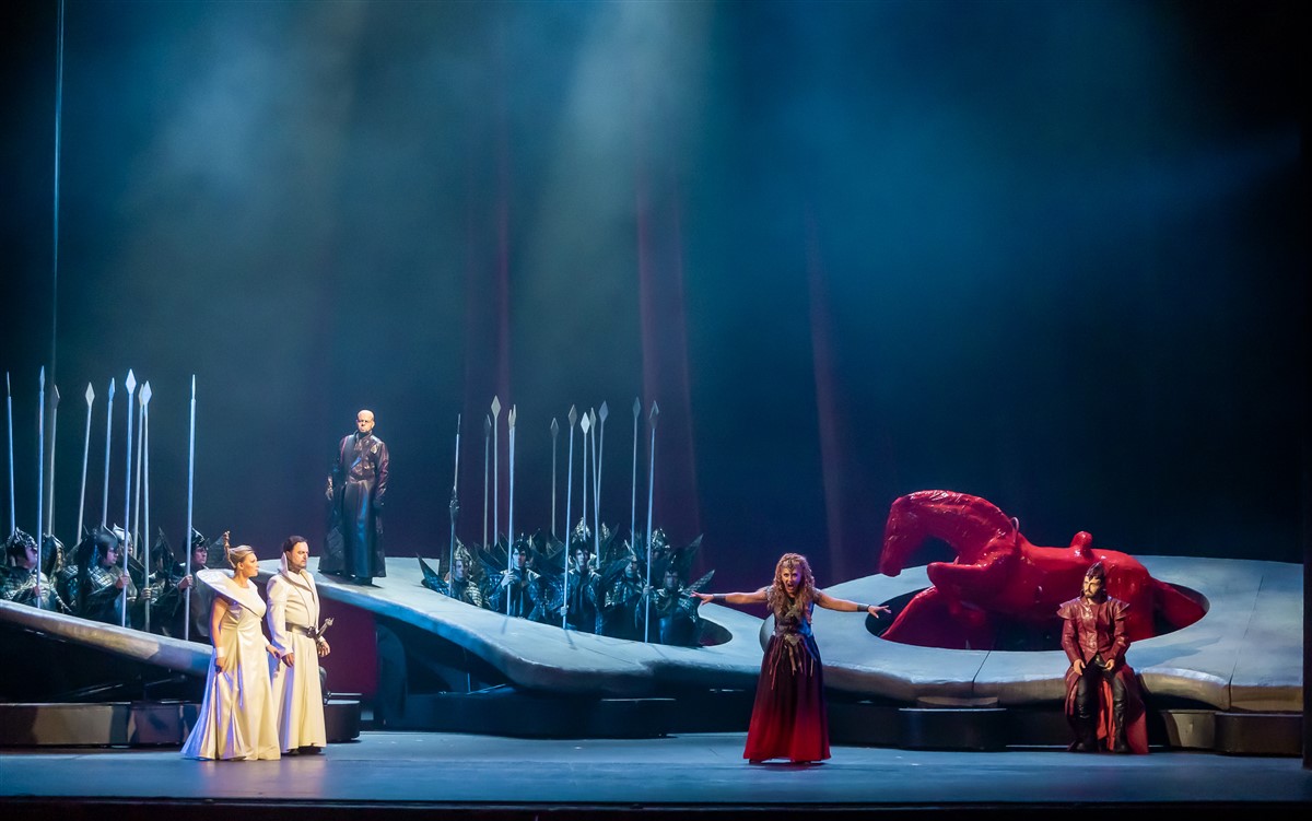 Снимка: ЗАЛЕЗЪТ НА БОГОВЕТЕ / GÖTTERDÄMMERUNG