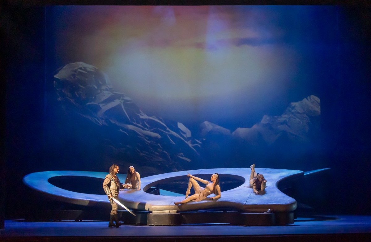 Снимка: ЗАЛЕЗЪТ НА БОГОВЕТЕ / GÖTTERDÄMMERUNG