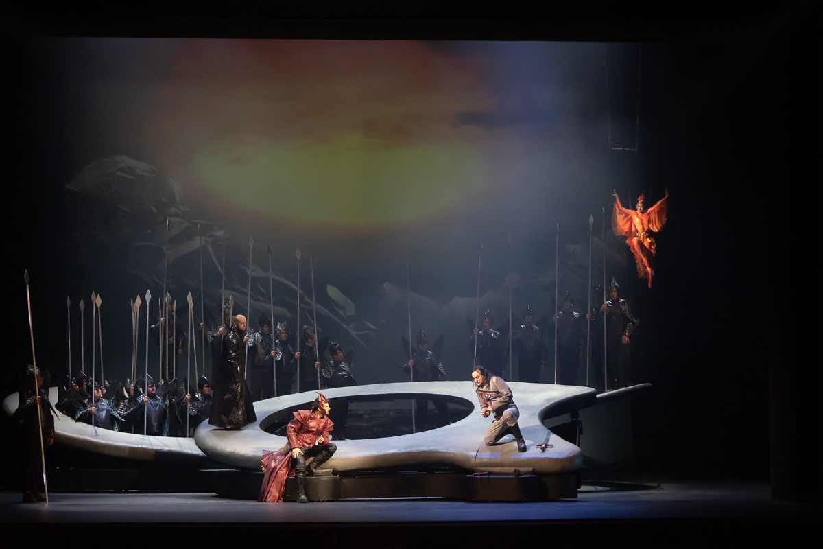 Снимка: ЗАЛЕЗЪТ НА БОГОВЕТЕ / GÖTTERDÄMMERUNG