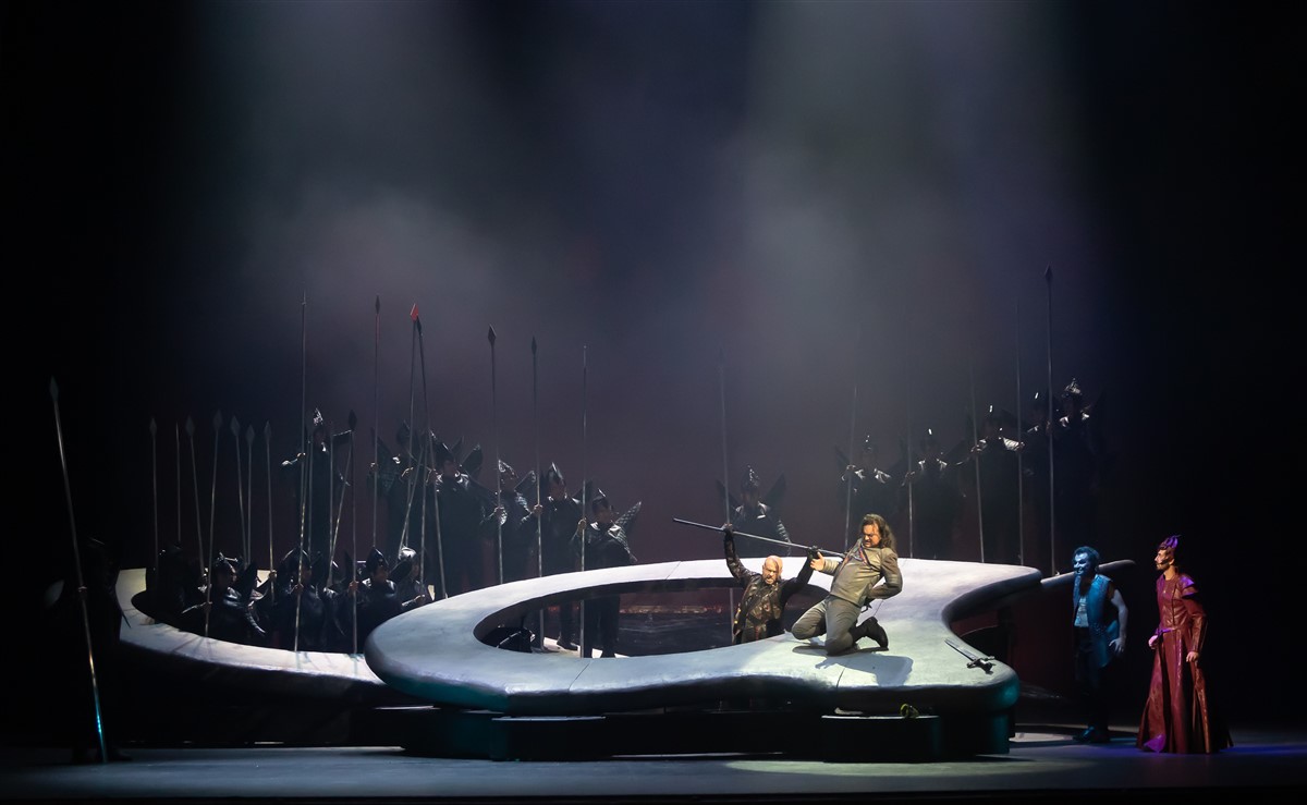 Снимка: ЗАЛЕЗЪТ НА БОГОВЕТЕ / GÖTTERDÄMMERUNG