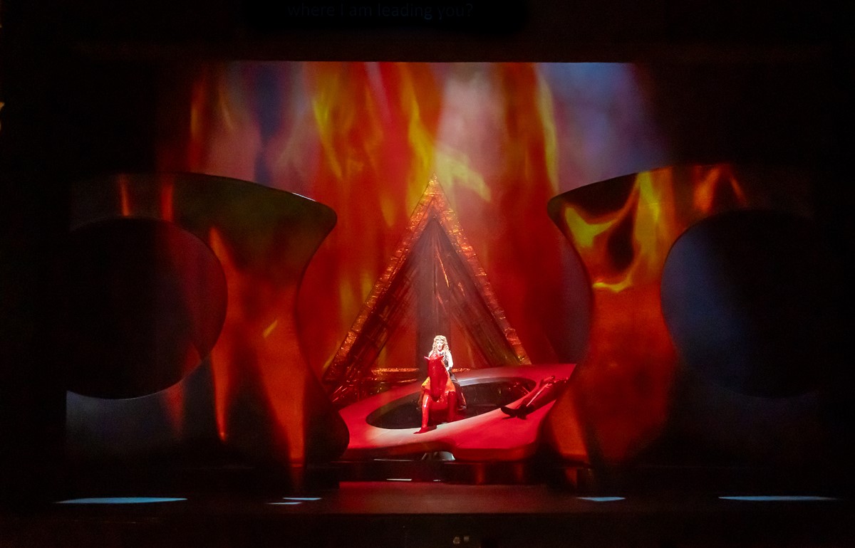 Снимка: ЗАЛЕЗЪТ НА БОГОВЕТЕ / GÖTTERDÄMMERUNG