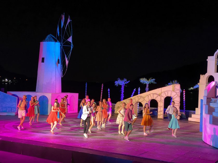 Шестото лято на "Mamma Mia!" е в разгара си на езерото Панчарево