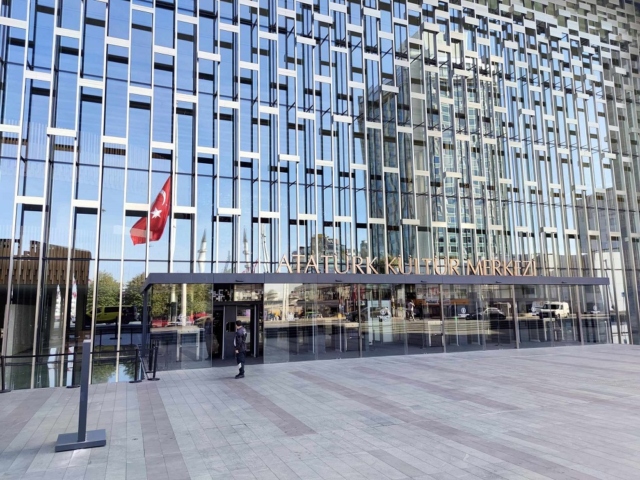 Ататюрк пред Тоска в София, Тоска от София в „Ататюрк“ / Площад СЛАВЕЙКОВ