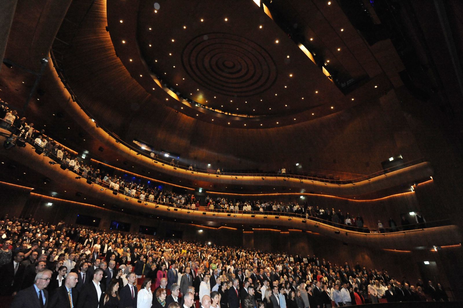 Over two thousand people in Istanbul applauded the opera "Tosca"