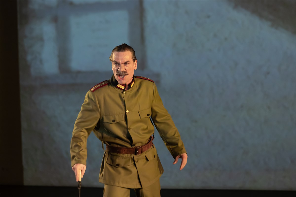 Снимка: КРАДЕЦЪТ НА ПРАСКОВИ