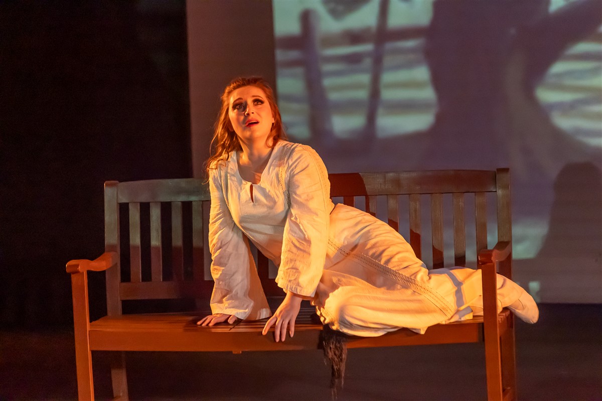 Снимка: КРАДЕЦЪТ НА ПРАСКОВИ