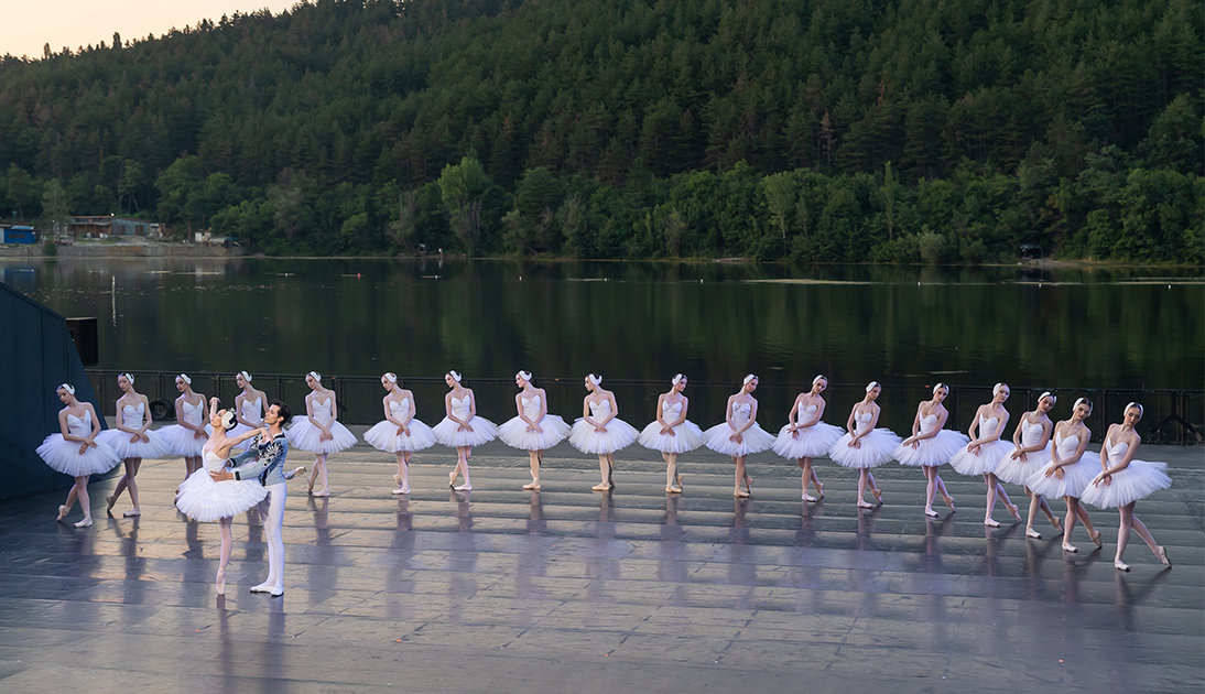 Remarkable performance of Katerina Petrova and Tsetso Ivanov in one of the most popular fragments of the ballet "Swan Lake"