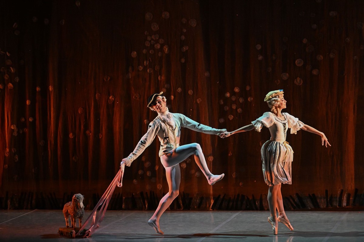 Photo: Лешникотрошачката на сцената на Teatro Municipale Giuseppe Verdi в Салерно