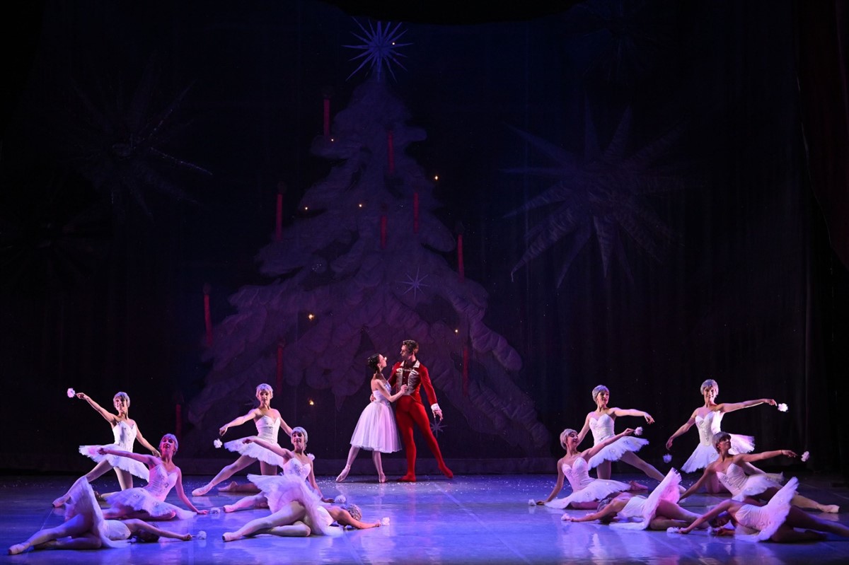 Photo: Лешникотрошачката на сцената на Teatro Municipale Giuseppe Verdi в Салерно