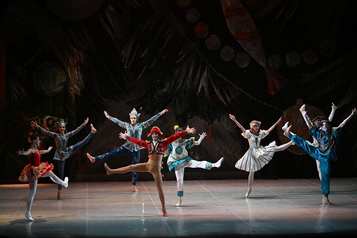 Photo: Лешникотрошачката на сцената на Teatro Municipale Giuseppe Verdi в Салерно