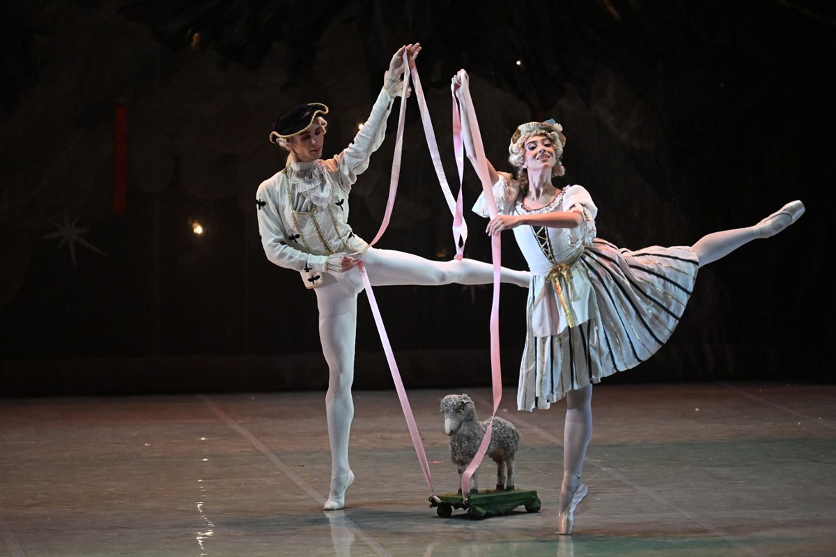 Photo: Лешникотрошачката на сцената на Teatro Municipale Giuseppe Verdi в Салерно