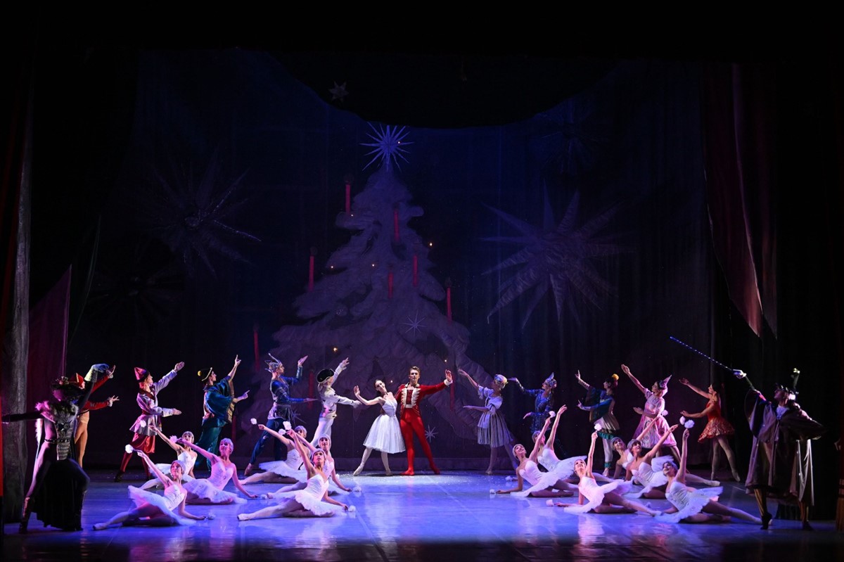 Photo: Лешникотрошачката на сцената на Teatro Municipale Giuseppe Verdi в Салерно