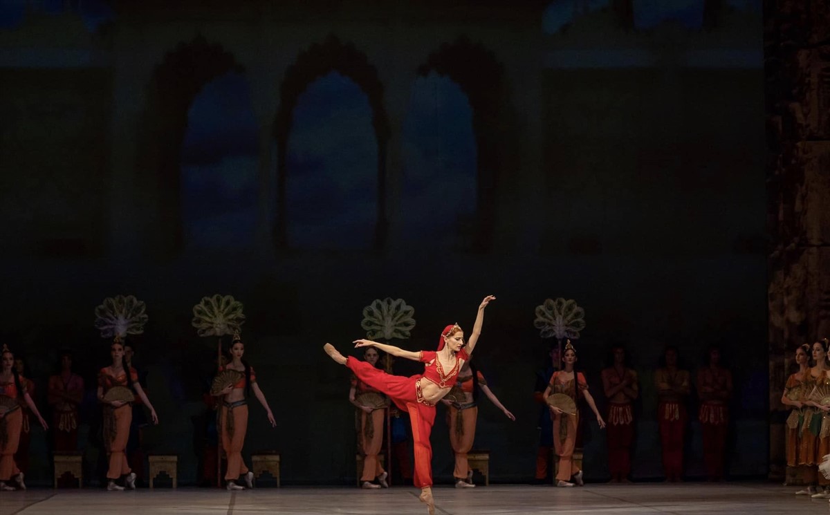 Снимка: БАЯДЕРКА / LA BAYADÈRE Ballet by Ludwig Minkus