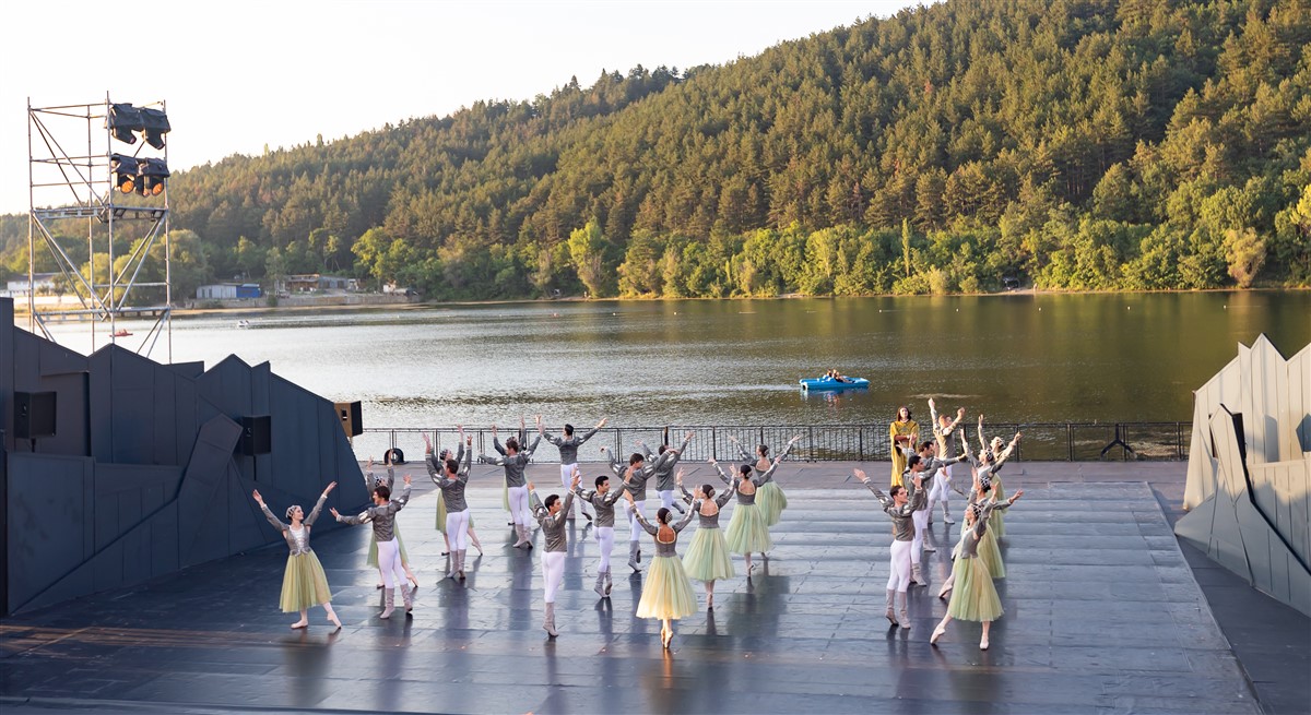 Снимка: ЛЕБЕДОВО ЕЗЕРО / SWAN LAKE by Pyotr Ilyich Tchaikovsky